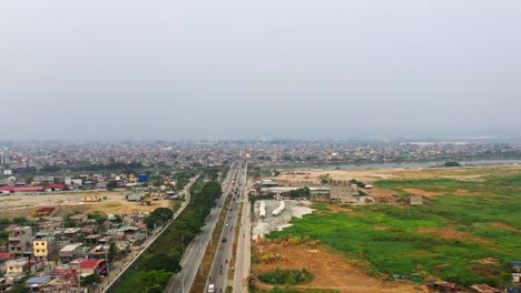 Reisende-Autos-Auf-Der-Stadtstraße-Von-Taguig-In-Metro-Manila,-Philippinen