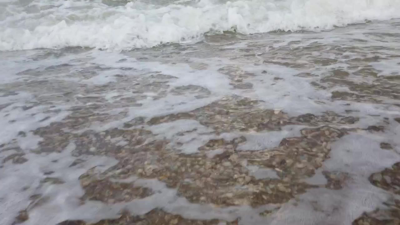 Onda del mare sulla spiaggia in estate