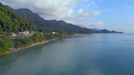 Wunderbare-Luftaufnahme-Von-Oben,-Stranddorfhütten-Resort,-Tropische-Bungalows-Auf-Der-Bergigen-Insel-Thailand-2022