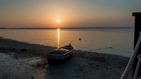 Puesta-De-Sol-De-Lapso-De-Tiempo-Sobre-Estanque-Mussulo,-Barco-De-Pesca