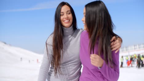 Lachende,-Lebhafte-Junge-Frauen-In-Einem-Skigebiet