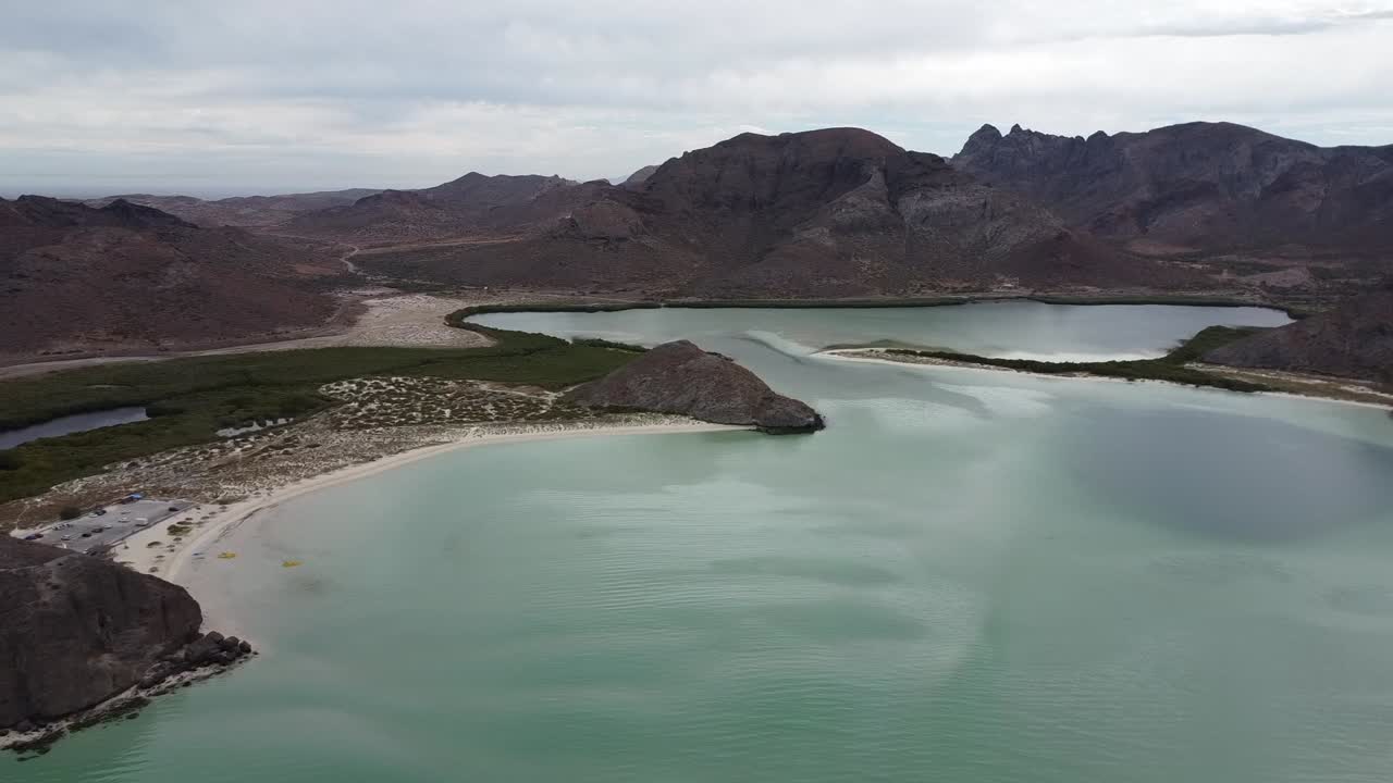 воздушный снимок чистых вод и уникальной береговой линии плая-баландры в баха-калифорнии, мексика