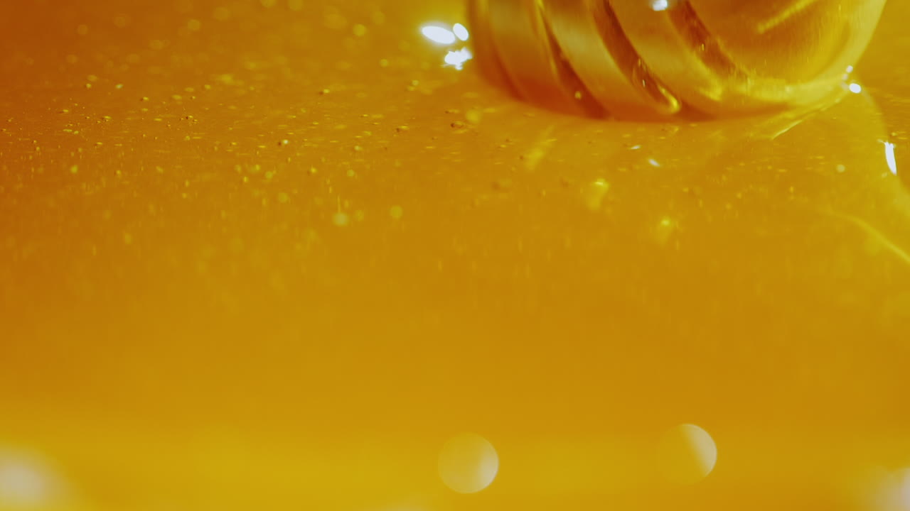 cuchara con miel en retroiluminación de video hd