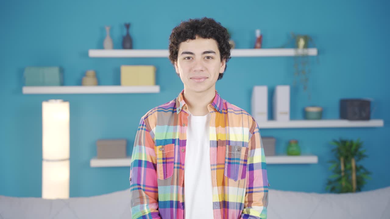 un niño feliz sonriendo.