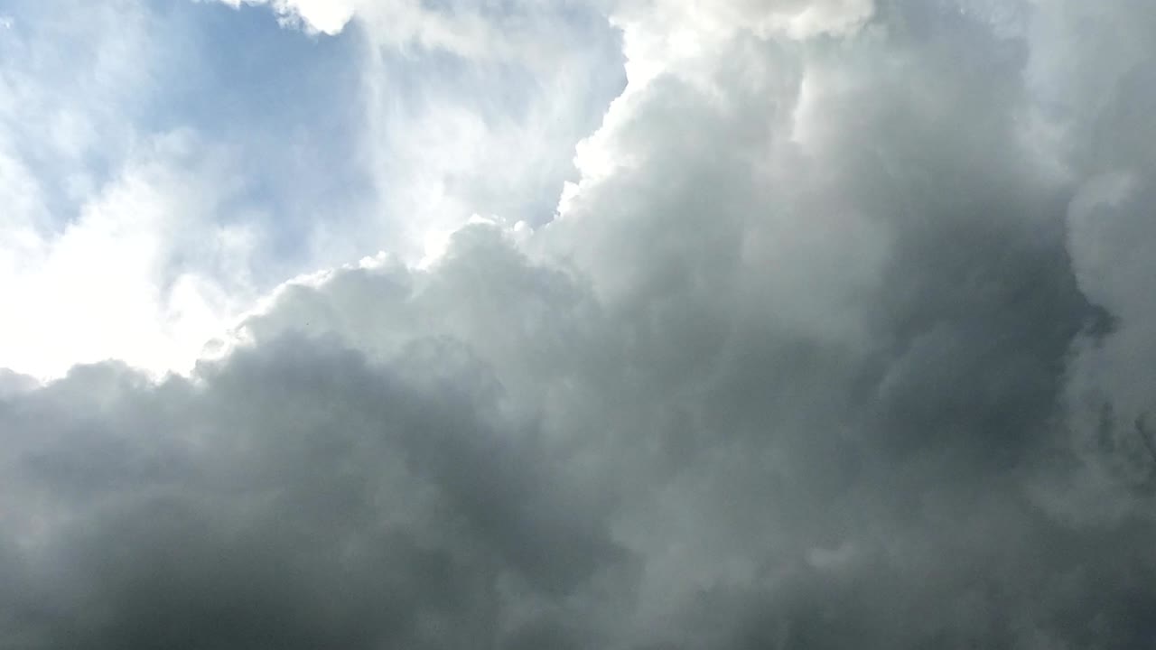 구름이 가득한 하늘, 폭풍우 구름의 루프, 타임 스