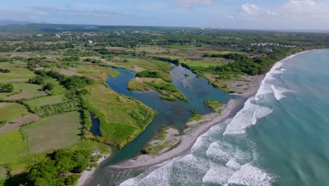 Vista-Aérea-Que-Muestra-La-Desembocadura-Del-Río-Nizao-En-San-Cristobal-Junto-Al-Mar-Caribe,-República-Dominicana