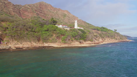 Imágenes-Aéreas-De-Las-Aguas-Azules-Del-Océano-Pacífico-Del-Faro-De-Diamond-Head-En-Oahu,-Hawaii,-En-Un-Día-Soleado