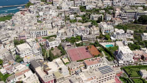 Canchas-De-Tenis-De-Lujo-Y-Edificios-En-La-Isla-Italiana-De-Capri,-Antena-Del-Mediodía