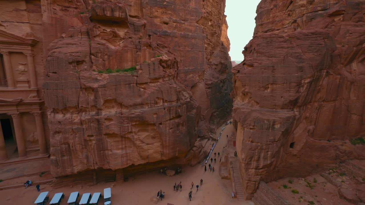 казначейство в петре, историческое место наследия юнеско, вырезанное в песчанике в иордании, виденное с живописной точки зрения сверху и в сторону. знаменитое место съемок голливудского фильма "индиана джонс" и туристическое направление хазнет.
