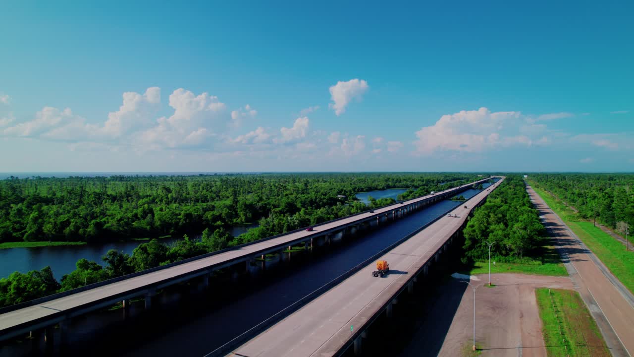 Jembatan terpanjang di dunia di atas air dan di Sistem Jalan Raya Antarnegara, Jembatan Manchac Swamp, memadukan lahan basah, transportasi, dan lanskap indah wilayah Selatan