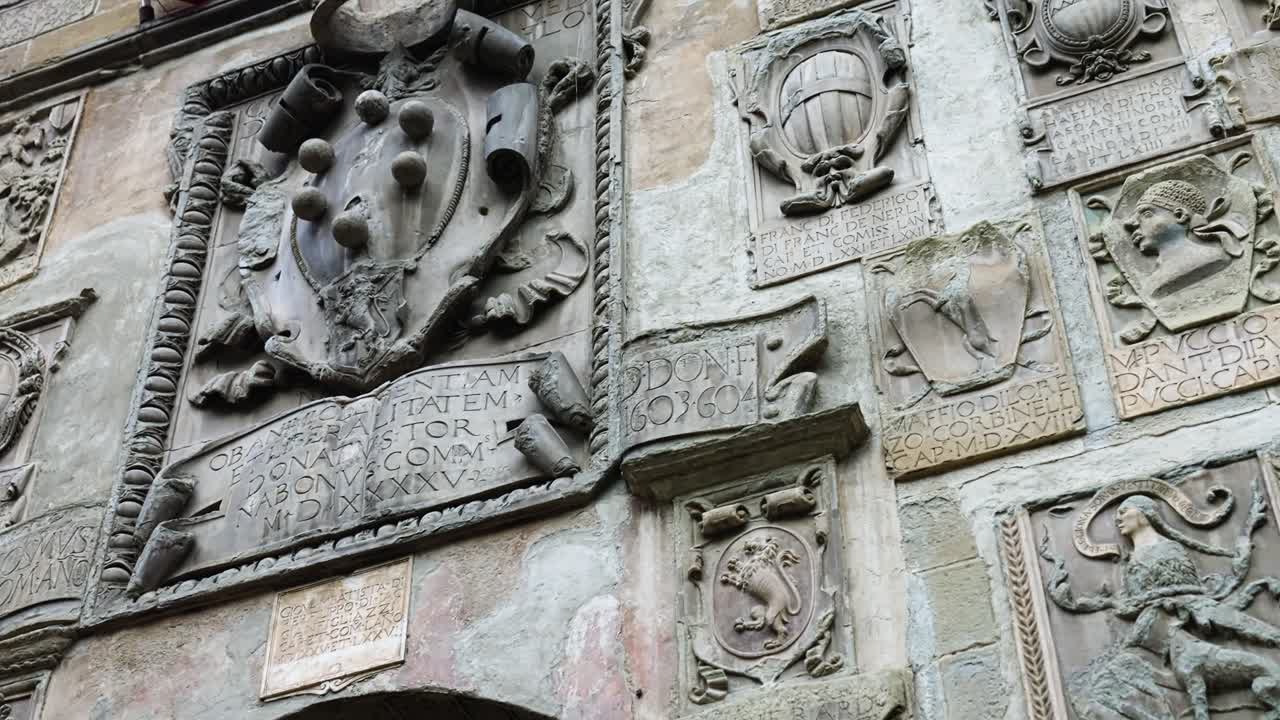 이탈리아 토스카니의 비아 데이 필레아티에 있는 프레토리오 궁전 앞면에 있는 돌로 만든 국호