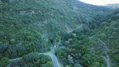 vista aérea como dos ciclistas en el sendero ferroviario ingresan al antiguo túnel ferroviario