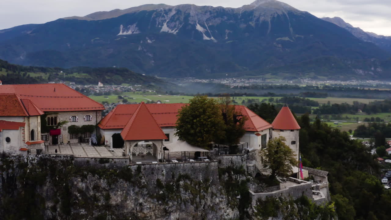 Castello di Bled che si affaccia sul lago di Bled e paesaggio con vista panoramica su maestose montagne in Slovenia.