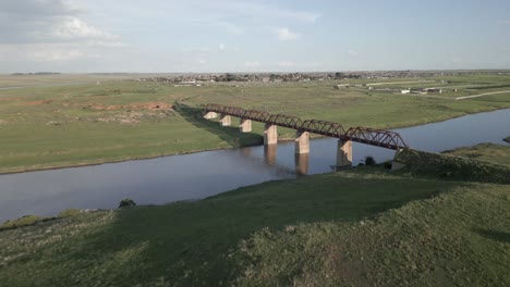 vuelo aéreo al puente ferroviario abandonado durante mucho tiempo sobre el río vaal en za