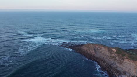 tiro de adelantamiento de una colina rocosa de gran altura rodeada
