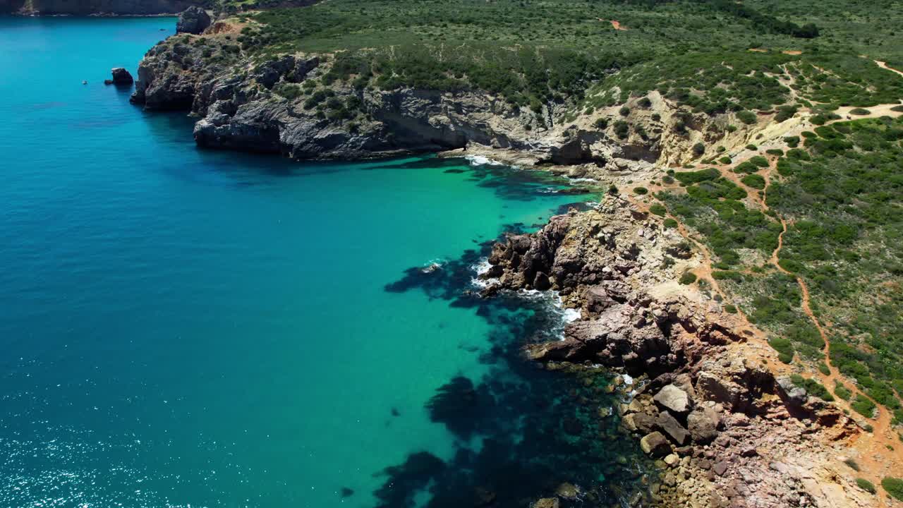 Kalkstensklippe ved Ponta da Piedade i Lagos, Algarve, Portugal. Luftfoto med drone