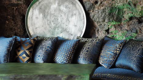 diseño interior elegante con cojines azules y dorados