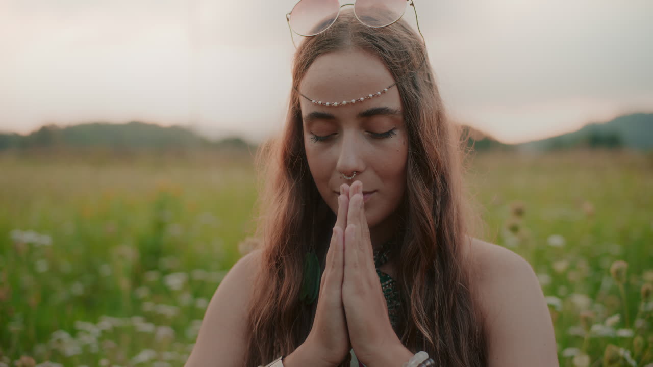 retrato de una mujer meditando contra el fondo de la naturaleza y una vista de la montaña