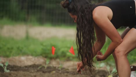 mujer trabajando en el jardín en la granja