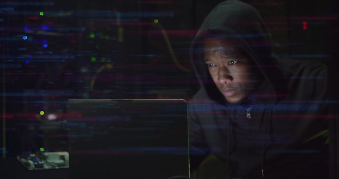 Expert en sécurité branchant un câble dans un ordinateur portable tout en surveillant les anomalies de données en streaming sur les LED du serveur