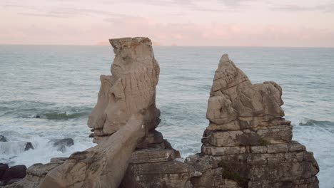 zwei klippen an der felsigen küste von cascais in portugal, meer im hintergrund, stabile copyspace-ansicht