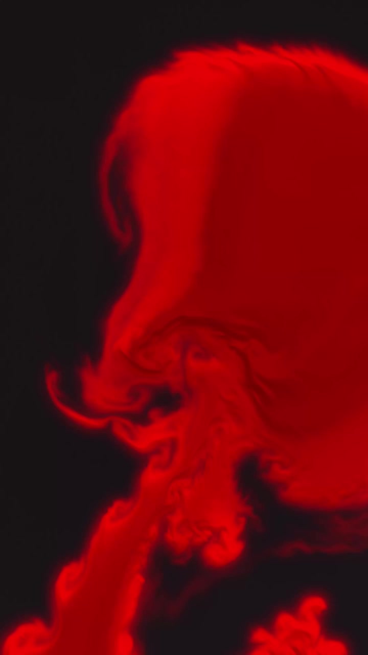Nuvole di polvere rossa vibrante e fumo si avvolgono dinamicamente su uno sfondo scuro in orientamento verticale