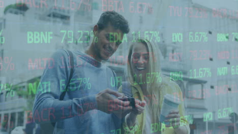 animación del procesamiento de datos financieros sobre personas caucásicas que usan teléfonos inteligentes