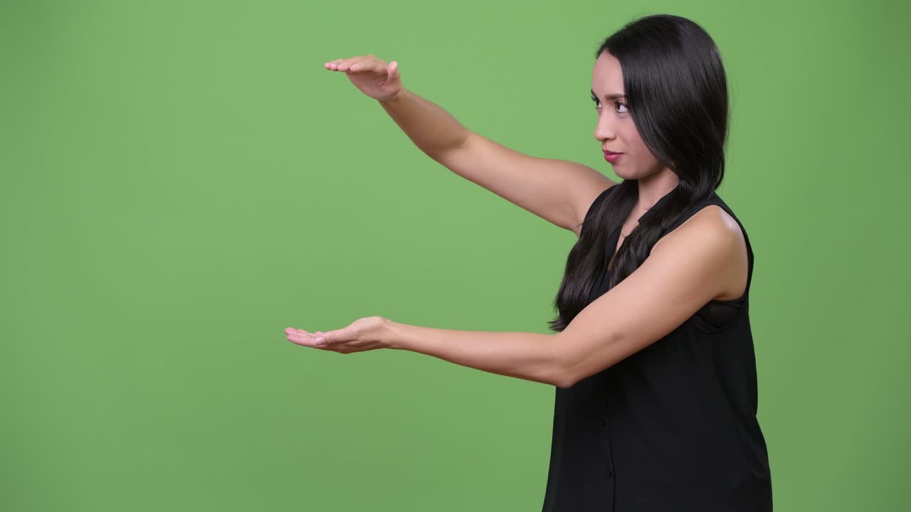 Joven y hermosa empresaria asiática mostrando algo.