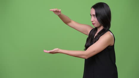 joven y hermosa mujer de negocios asiática mostrando algo