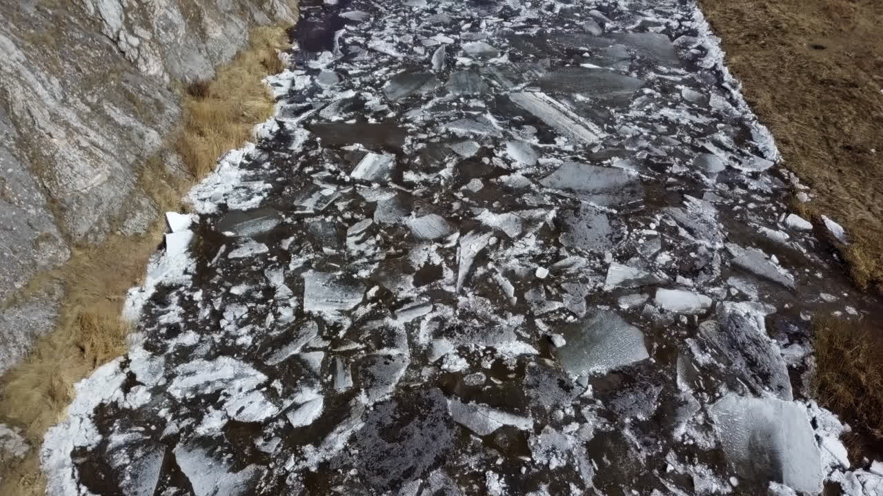 тающий лед на берегу реки