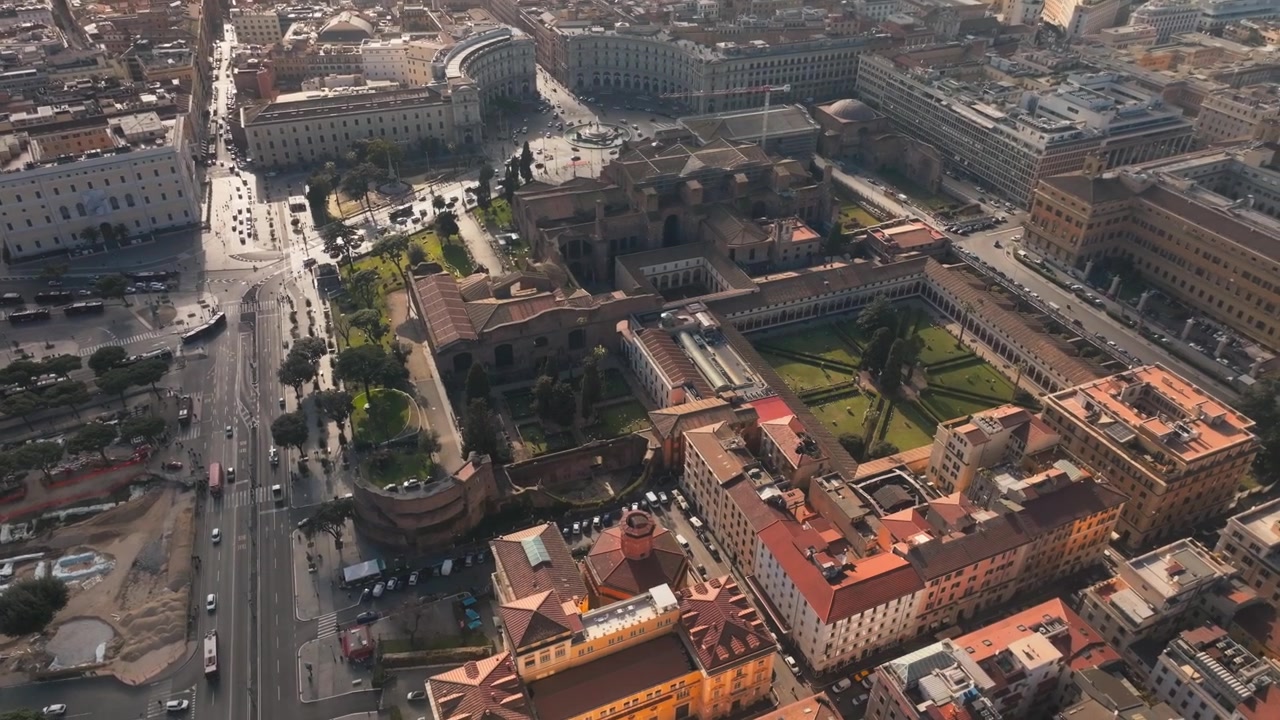 Dronebilde som viser de gamle romerske Diokletians termer og den historiske Basilica di Santa Maria degli Angeli e dei Martiri, med Chiostro di Michelangelo og ruiner, Roma, Italia