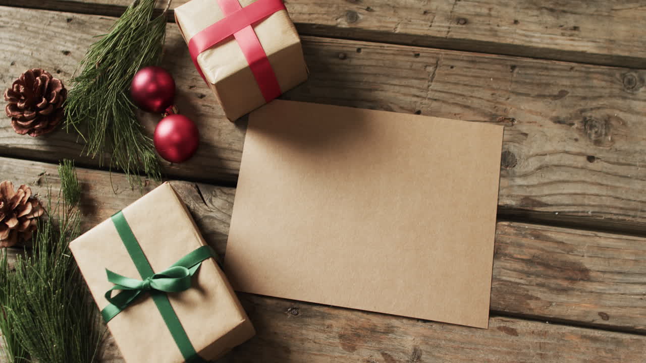 video de decoraciones de navidad con tarjeta y espacio de copia en fondo de madera