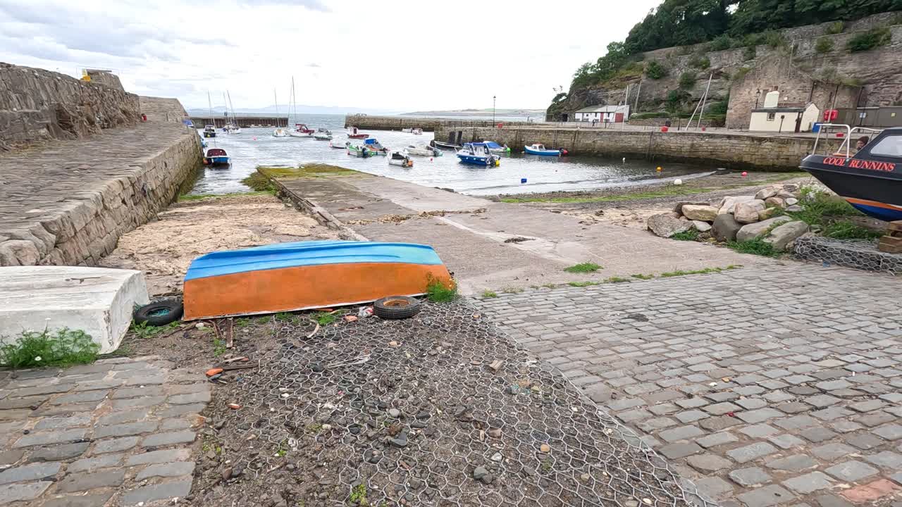 Scena di porto costiero con piccole imbarcazioni
