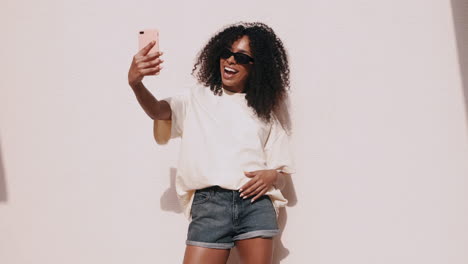 una mujer tomando una selfie.
