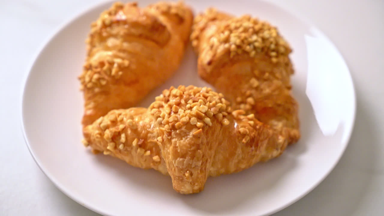 접시에 땅콩과 신선한 크로