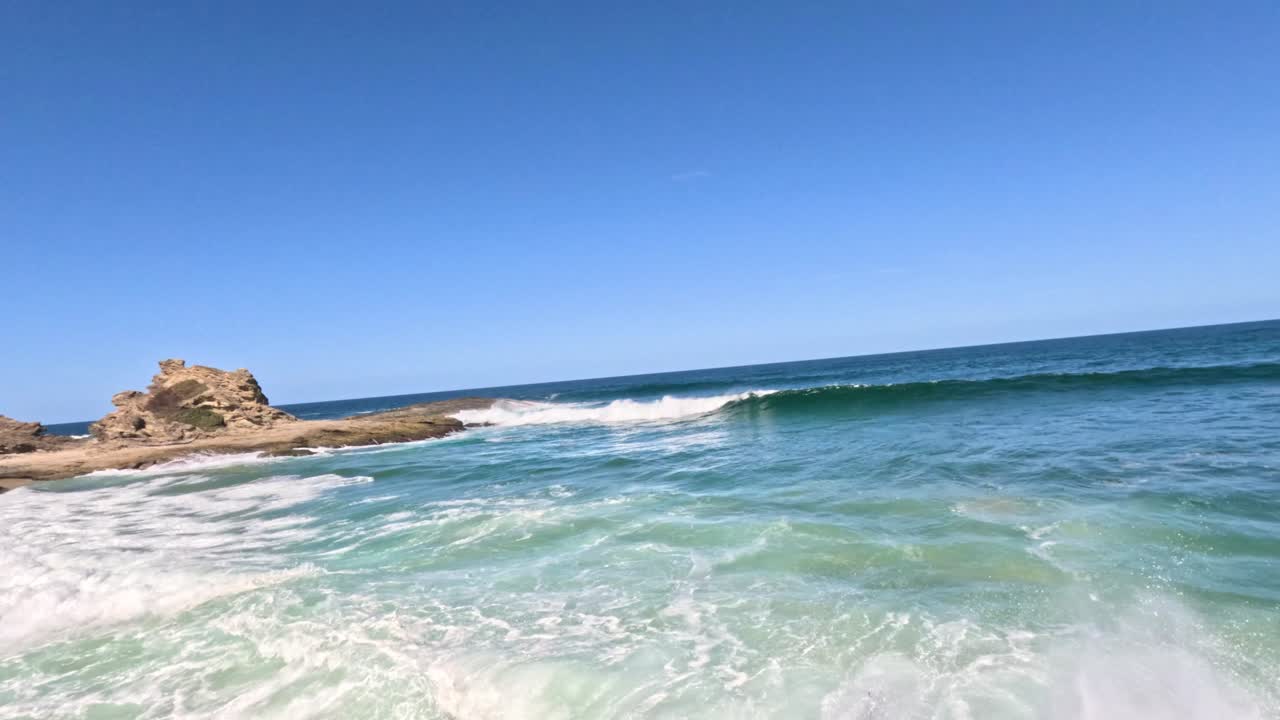 바다의 파도가 바위와 해안에 부히고