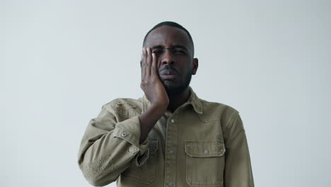 man experiencing facial pain