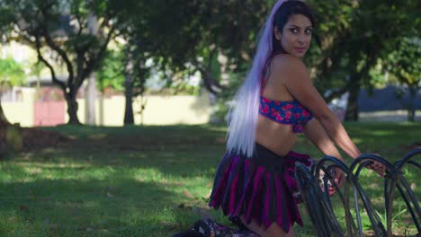 Una-Joven-Bonita-Disfruta-De-Un-Día-En-El-Parque-Con-Un-Traje-De-Minifalda-Y-Patines