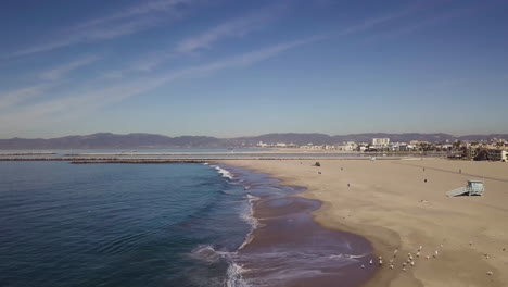 Drone-Sobrevuela-La-Playa-En-Playa-Vista-Con-Gaviotas-Volando-Y-Maravilloso-Cielo-Azul