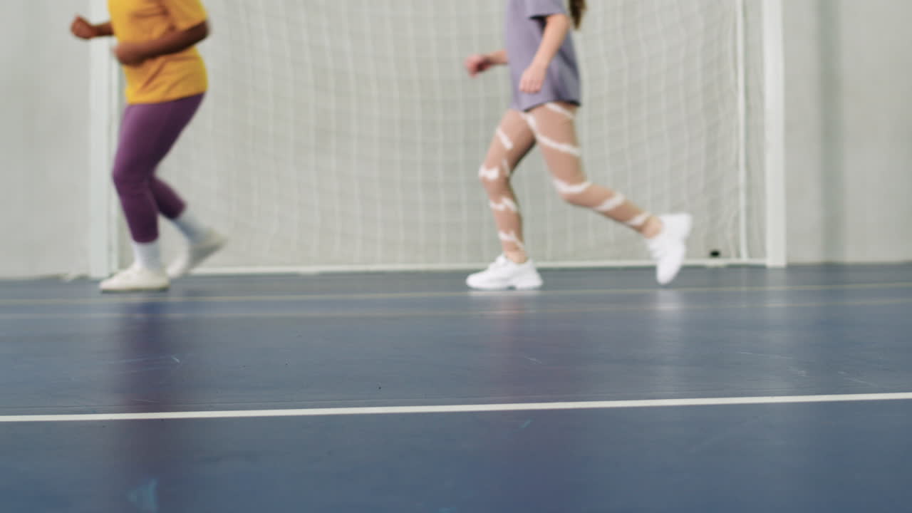 실내에서 뛰는 아이들