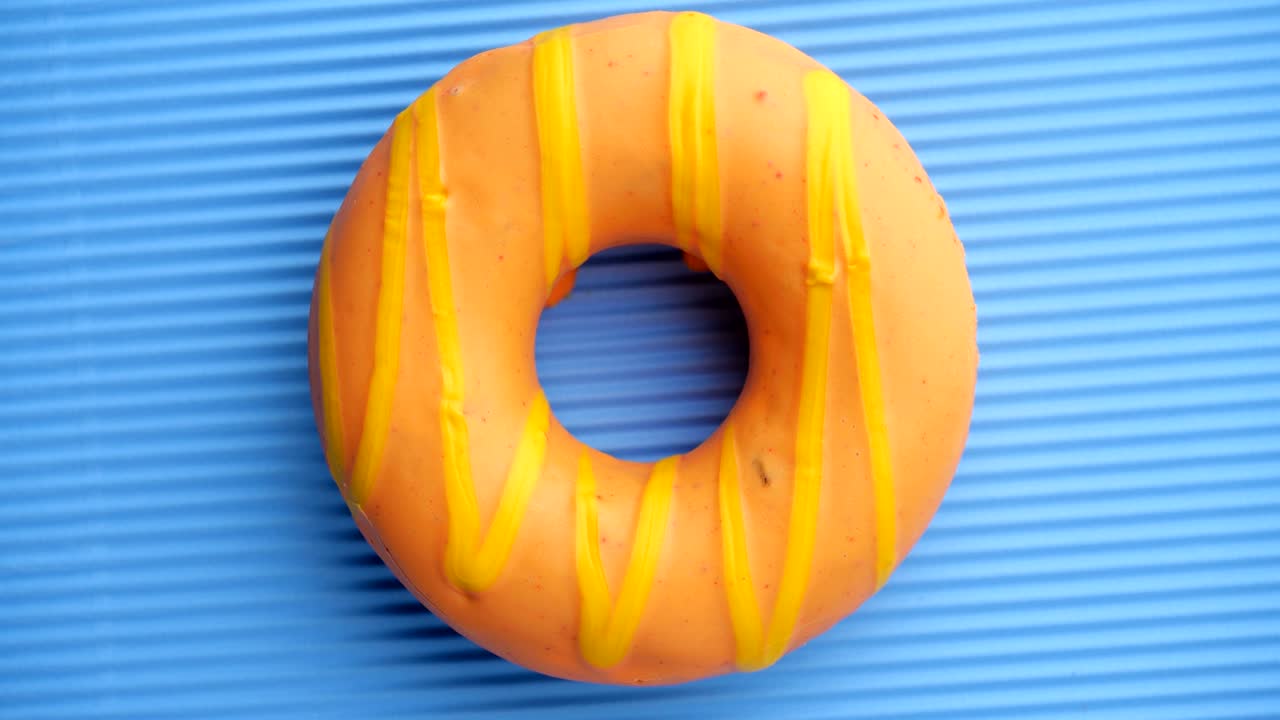 el donut glazado de primer plano.