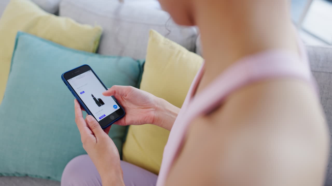 mujer, manos y teléfono en las compras en línea