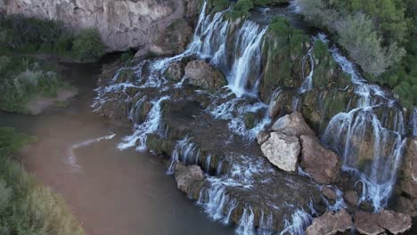 Drohne-Fliegt-Auf-Einige-Wasserfälle-Zu