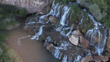 drone vuela hacia algunas cascadas