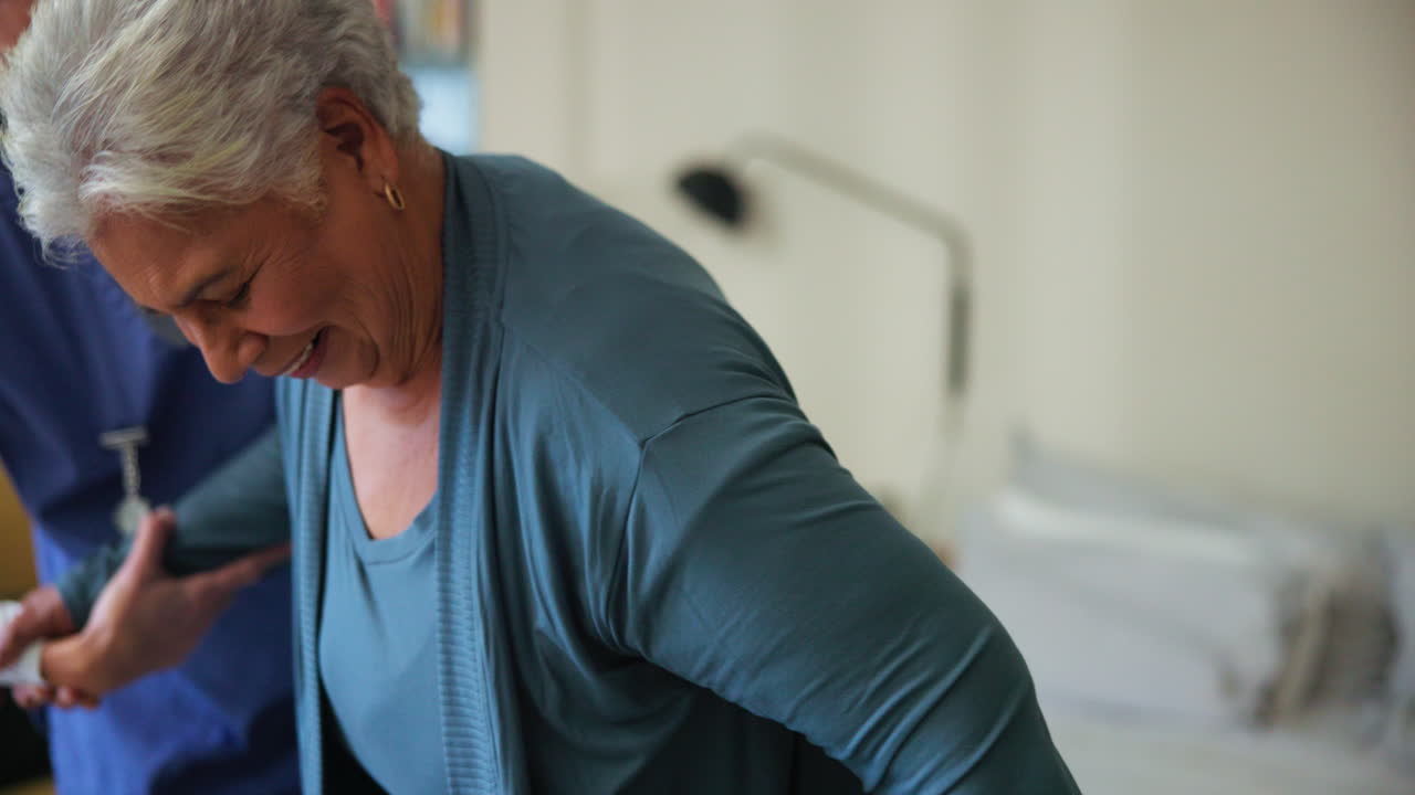 Sjuksköterska hjälper en äldre patient