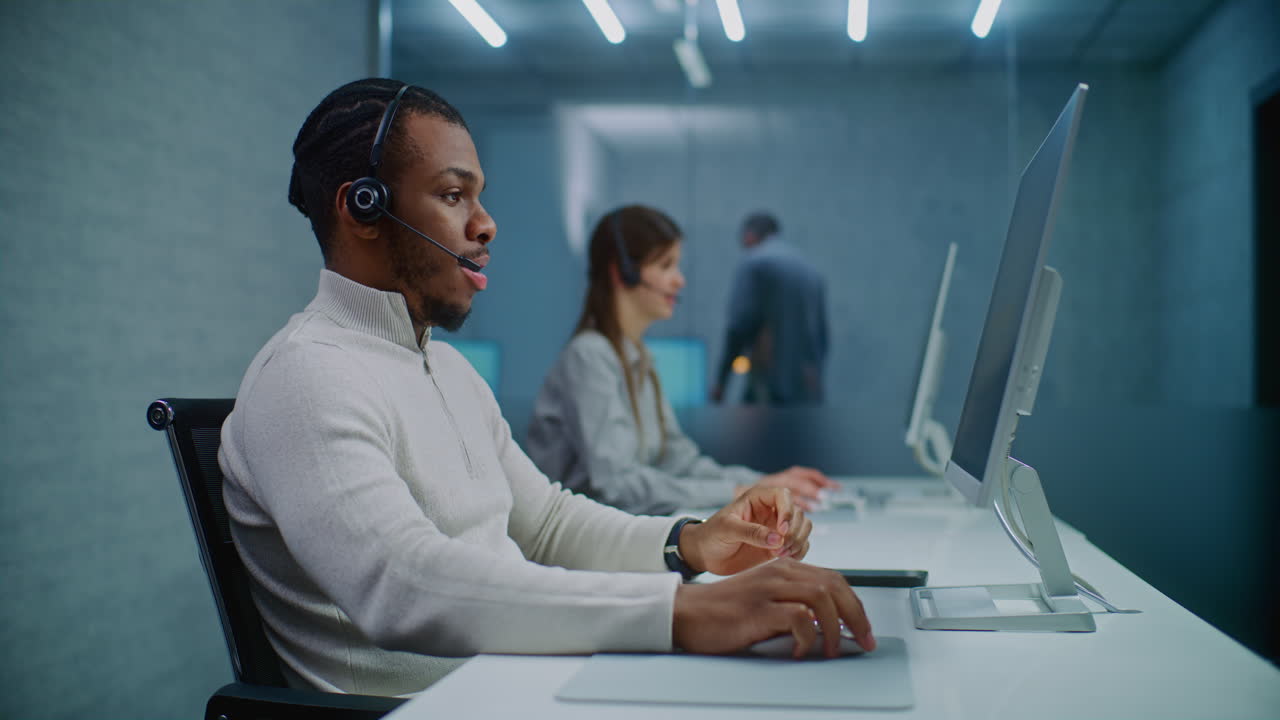 representantes de servicio al cliente en el trabajo