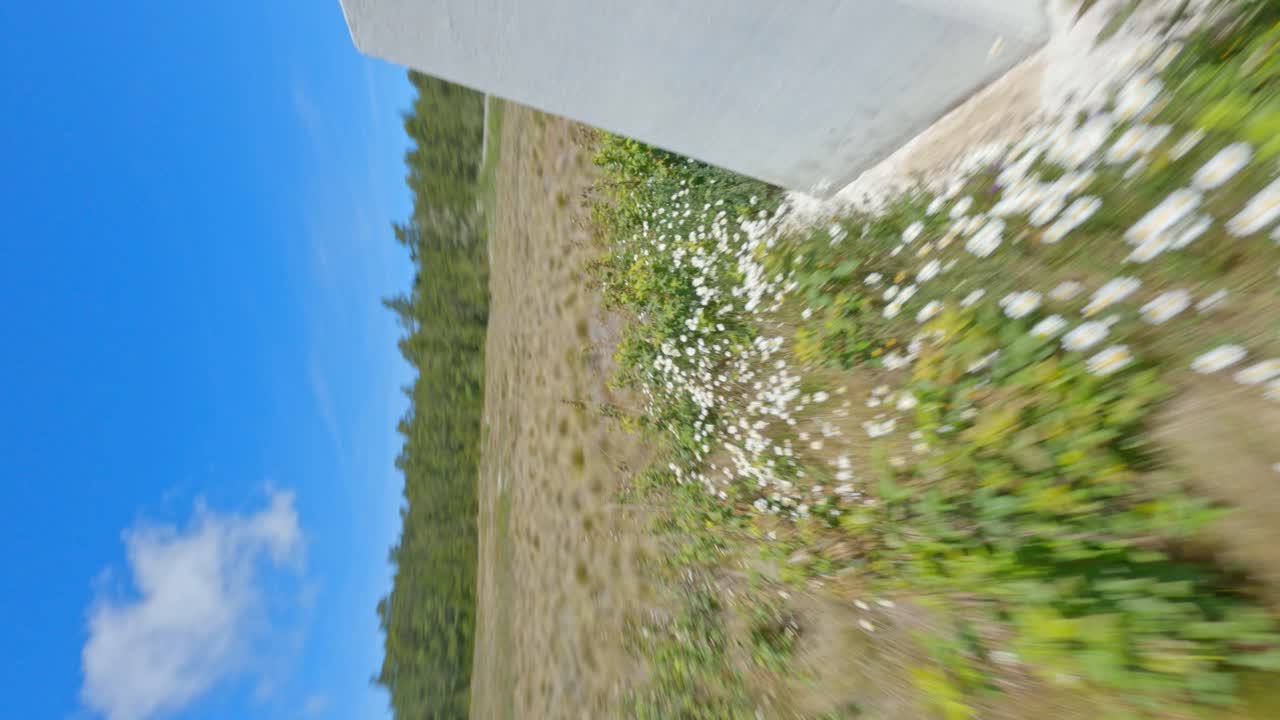 도미니카 공화국의 caamano 대령에 대한 valle nuevo 흰색 기념 기념물을 통한 무인 항공기 fpv 비행