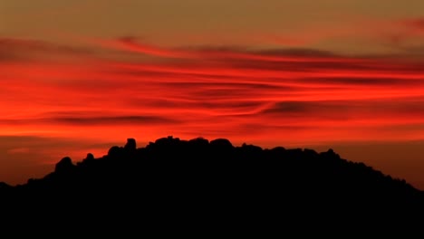 el sol acaba de ponerse sobre una montaña