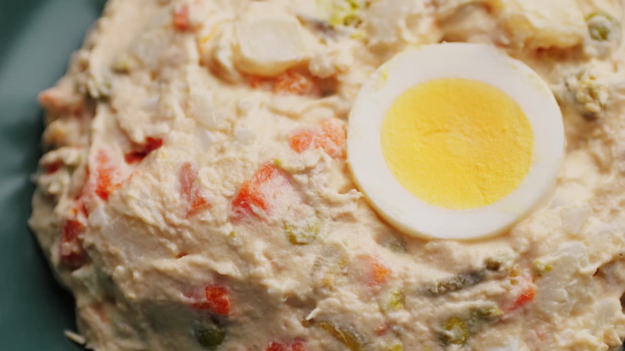 primer plano de una ensalada rusa