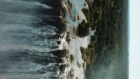 vista aérea vertical de victoria falls, shungu namutitima na fronteira do zimbábue e da zâmbia, na áfrica